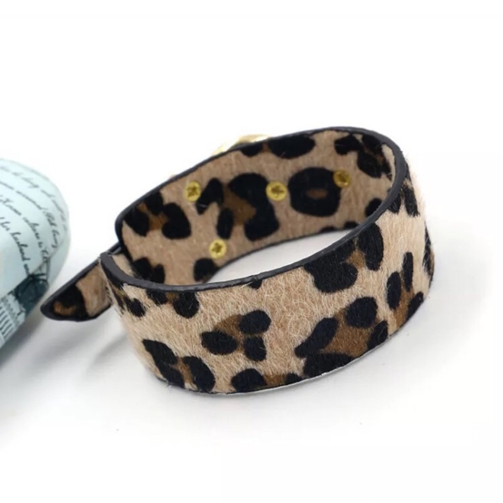 NEW!!! 🌸Stylish Leopard Earrings & Bracelet Set - Picture 3 of 6
